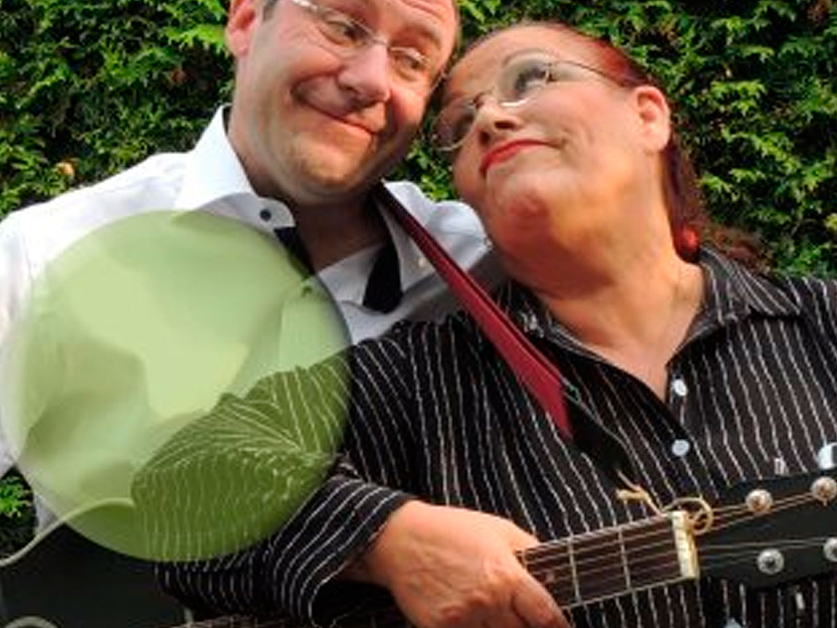 MAnn und Frau beim Gitarrespielen