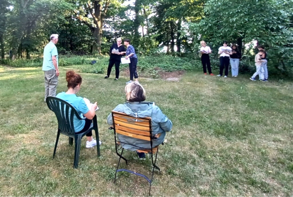 menschen sitten in einem Garten