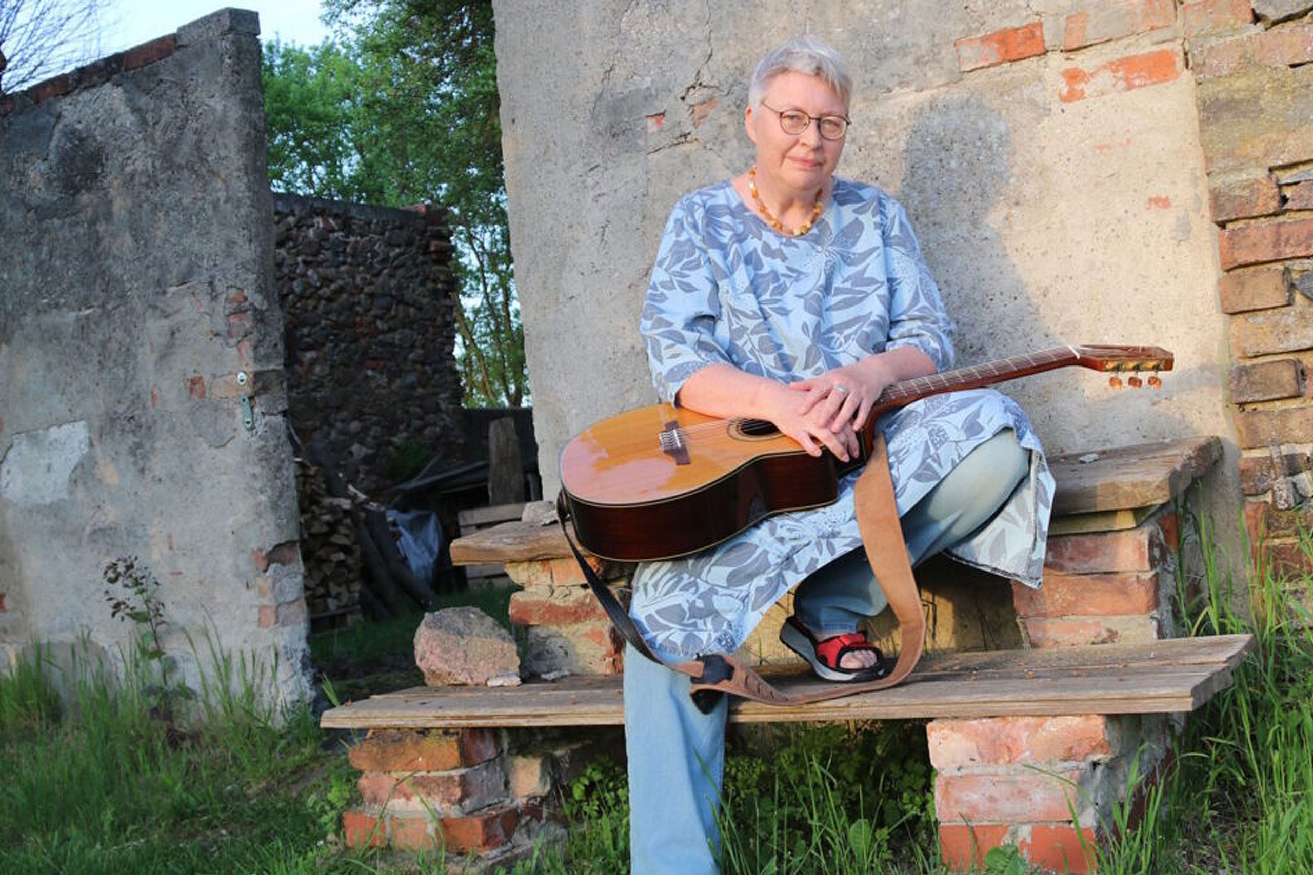 Frau mit Gitarre