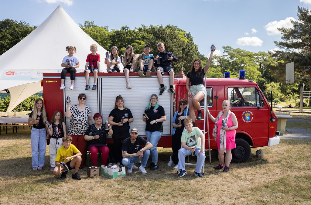 Kindergruppe vor Feuerwehrauto